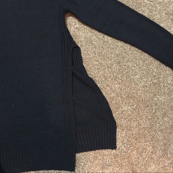 Lush navy blue sweater with side slit detail - Picture 3 of 4